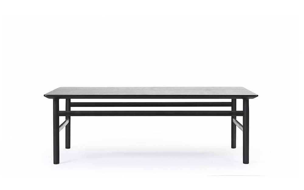 Zwarte gelakte eikenhouten tafel met strakke lijnen en minimalistisch design, perfect voor moderne interieurs.