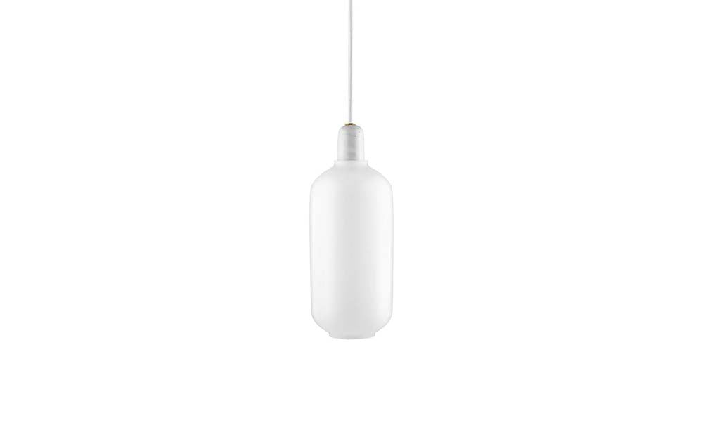 Witte glazen hanglamp met marmeren details, minimalistisch design, ideaal voor moderne interieurs. Normann Copenhagen.