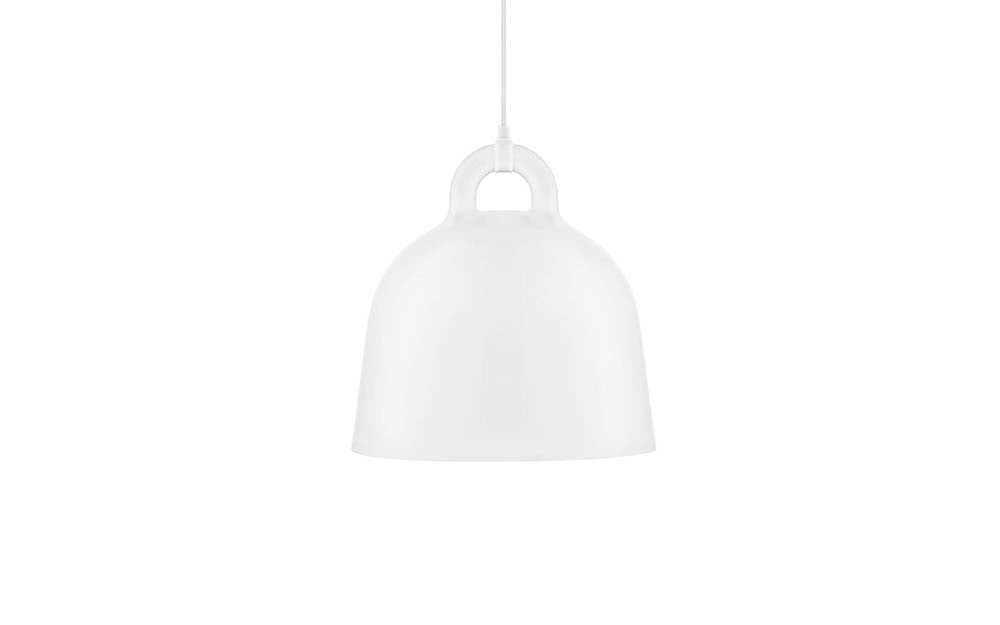 Moderne witte aluminium hanglamp tegen een witte achtergrond.