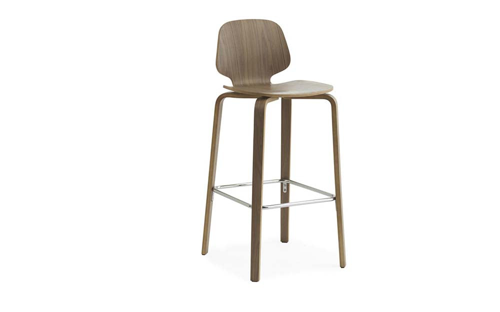 Moderne walnoothouten barkruk met gelakte fineer en elegante poten.