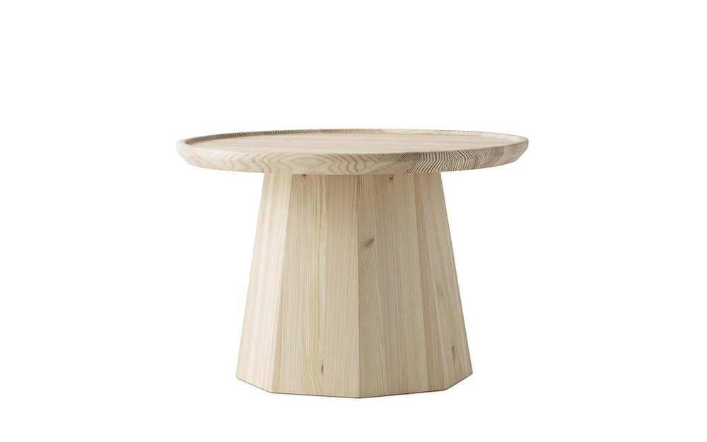 Ronde gelakte dennen tafel in natuurlijke kleur op witte achtergrond.