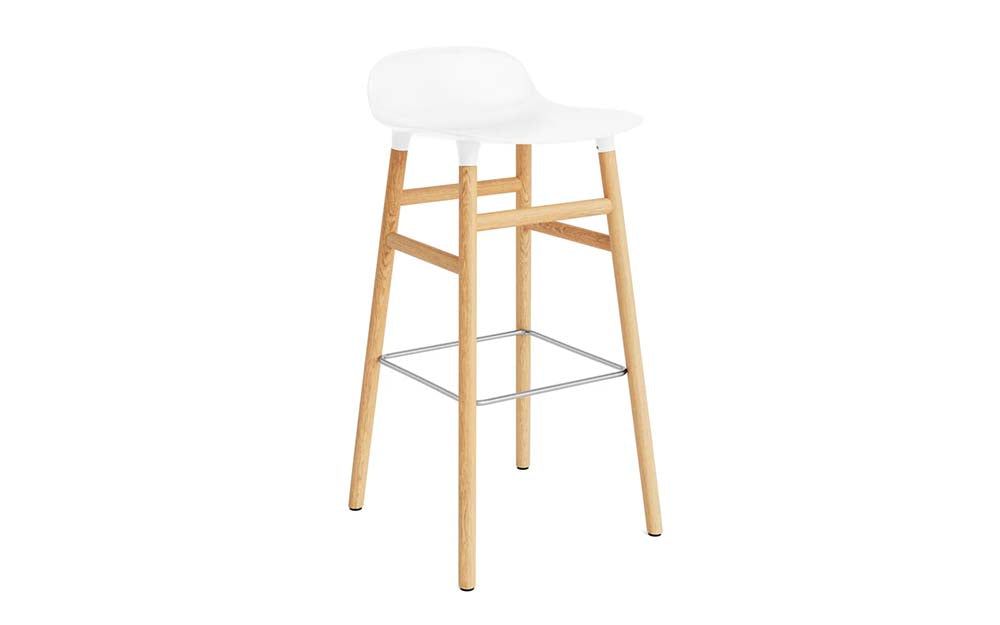 Moderne witte schelpvormige barkruk met eiken poten en metalen voetsteun.
