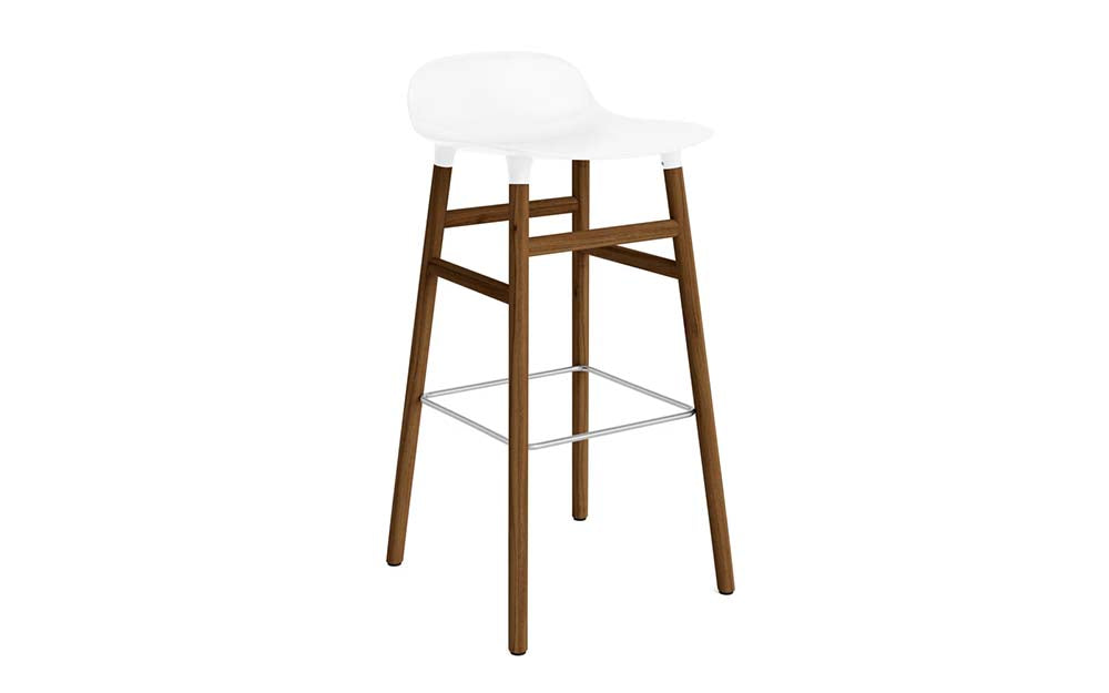 Witte barkruk met polypropyleen zitting en walnoothouten poten, modern design, ideaal voor keuken of bar.