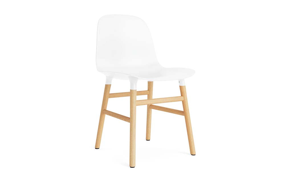 Witte stoel met polypropyleen zitting en eikenhouten poten, modern design, ideaal voor eetkamer of kantoor.