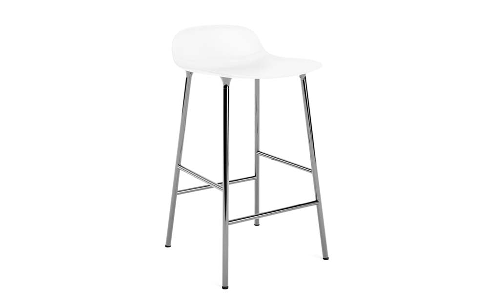 Witte barkruk met polypropyleen zitting en chromen poten, modern design, ideaal voor keuken of bar.