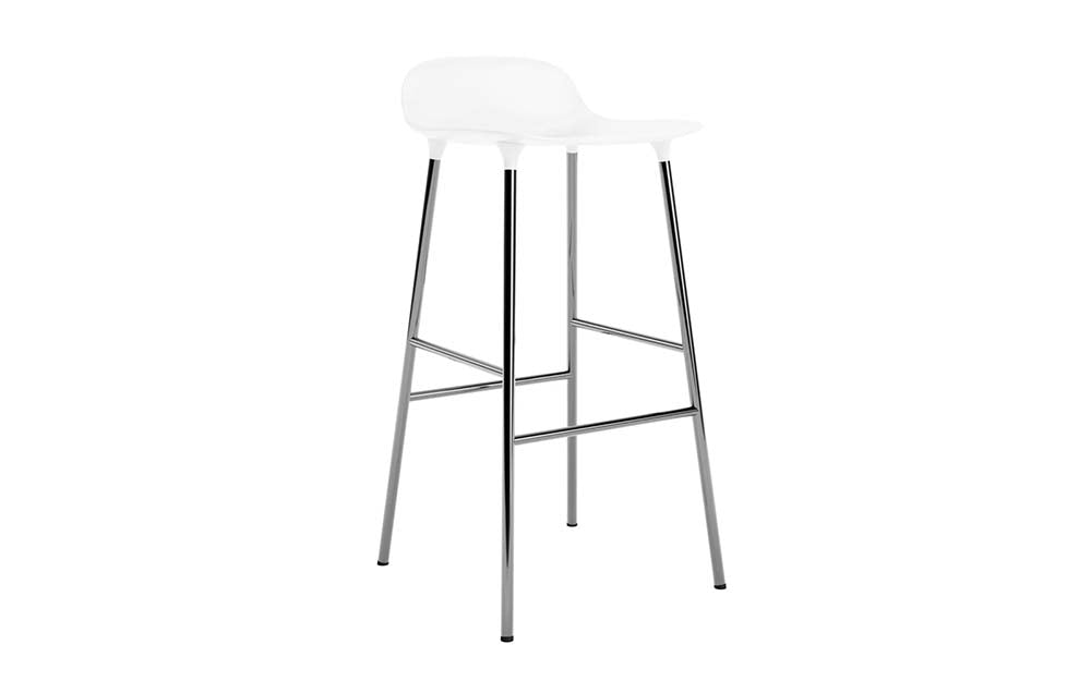 Witte barkruk met polypropyleen zitting en chromen poten, modern design, ideaal voor keuken of bar.