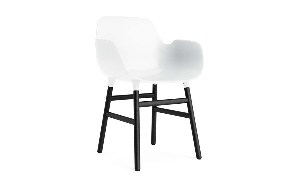 Witte stoel met polypropyleen zitschaal en zwart gelakte eikenhouten poten. Modern design, ideaal voor woon- en eetkamers.