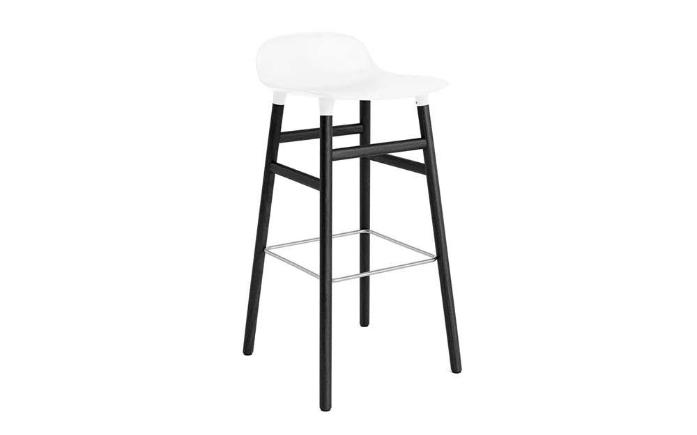 Witte barkruk met polypropyleen zitting en zwart gelakte eikenhouten poten, modern design.