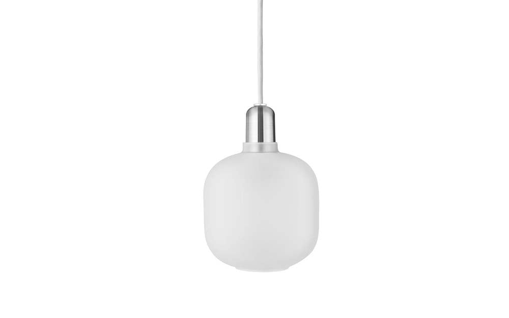 Moderne matwitte hanglamp met zinklegering afwerking.