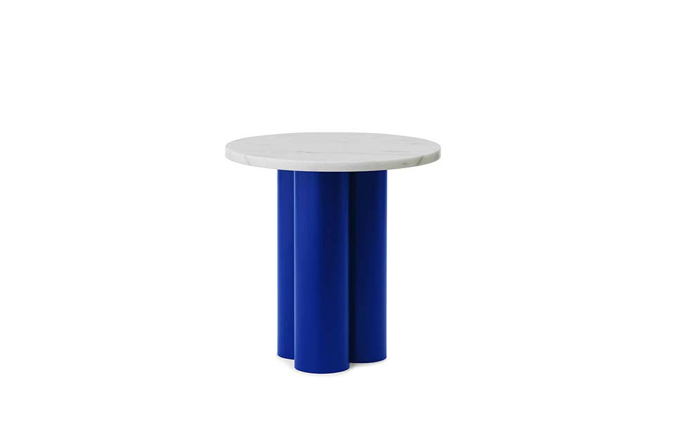 Ronde bijzettafel met wit Carrara stenen blad en blauwe stalen poten. Modern designmeubel voor woonkamer of kantoor.