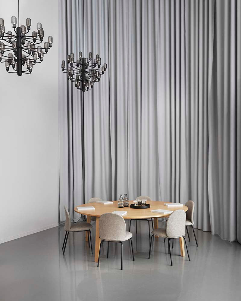 Witte glazen kroonluchter met marmeren details, modern design, Normann Copenhagen.