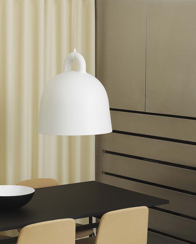 Moderne zandkleurige aluminium hanglamp in minimalistisch design.