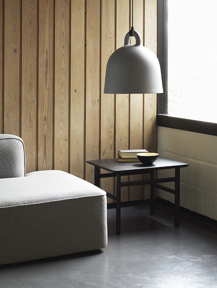 Grijze aluminium hanglamp met modern design, ideaal voor eigentijdse interieurs. Normann Copenhagen Bell lamp.