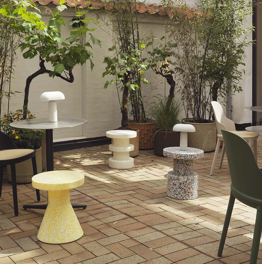 Zwart bijzettafeltje van Normann Copenhagen, gemaakt van multi-kleurig LDPE. Modern design, ideaal voor elke woonkamer.