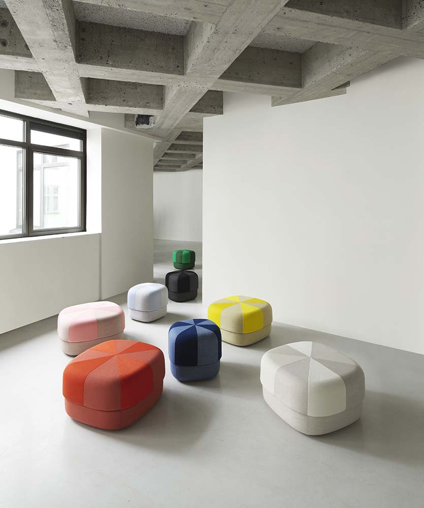 Oranje poef van Normann Copenhagen, bekleed met Kvadrat Canvas en Vidar wol-nylon mix, gevuld met HR-schuim.