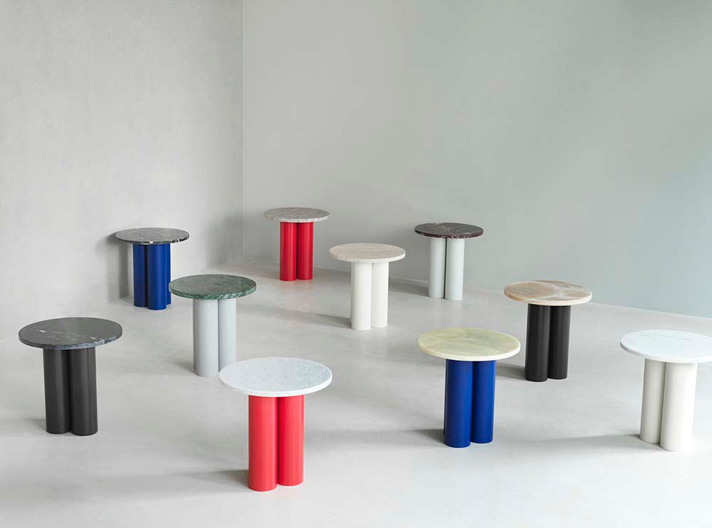 Ronde bijzettafel met Travertijn Zilver Stone blad en blauwe stalen poten. Modern design, ideaal voor woonkamer of kantoor.