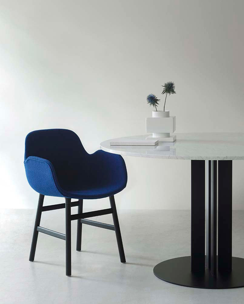 Blauwe plastic stoel met zwarte gelakte houten poten, modern design. Perfect voor een stijlvolle en eigentijdse inrichting.