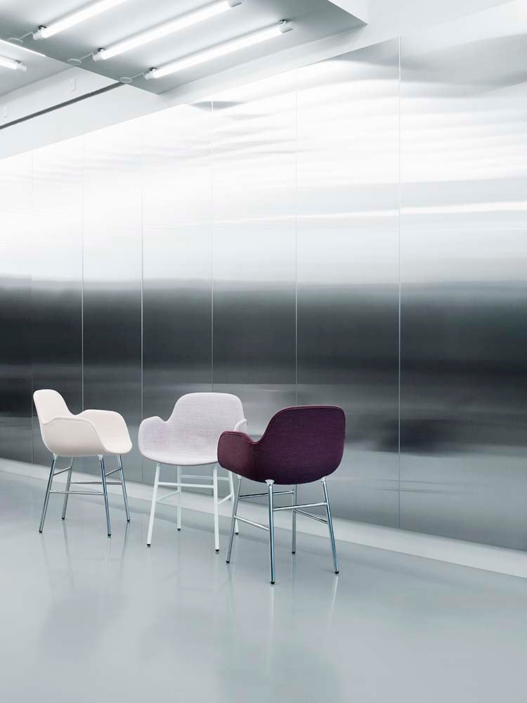 Zwarte plastic stoel met chromen poten, modern design, geschikt voor eetkamer of kantoor.