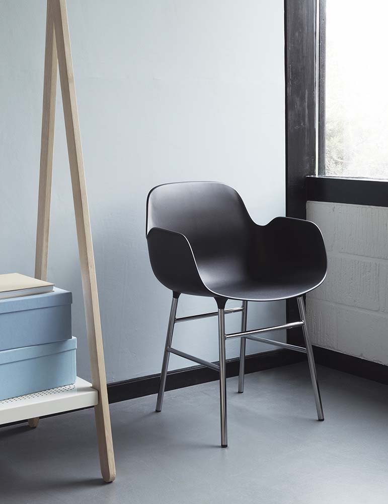 Blauwe plastic stoel met chromen poten, modern design, geschikt voor eetkamer of kantoor.