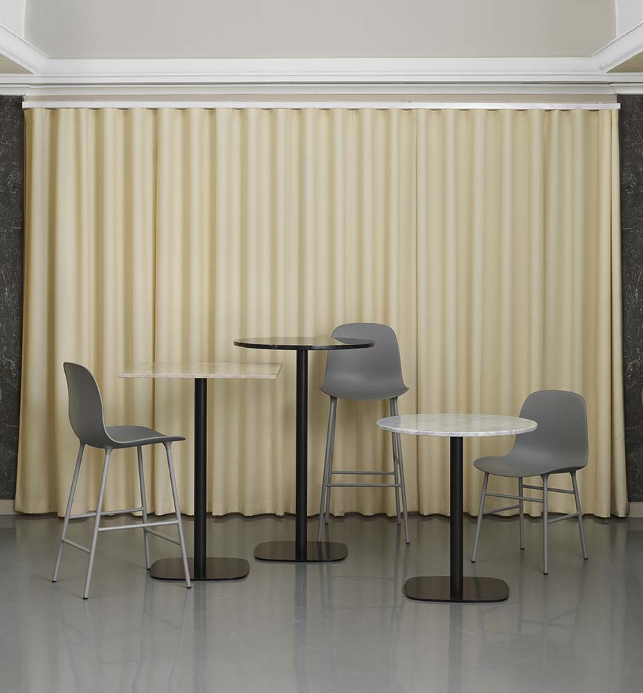 Moderne grijze shell barkruk met poedercoating stalen poten.