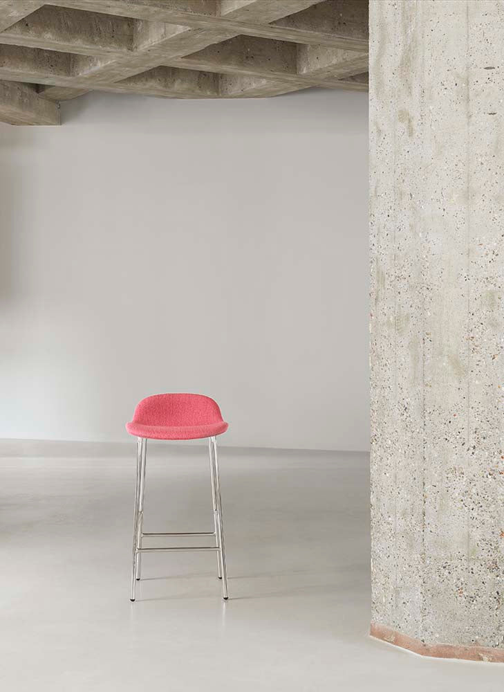 Grijze moderne barkruk met chromen poten en kunststof zitting.