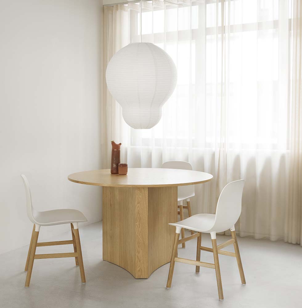 Groene plastic stoel met eikenhouten poten, modern design, ideaal voor eetkamer of kantoor.