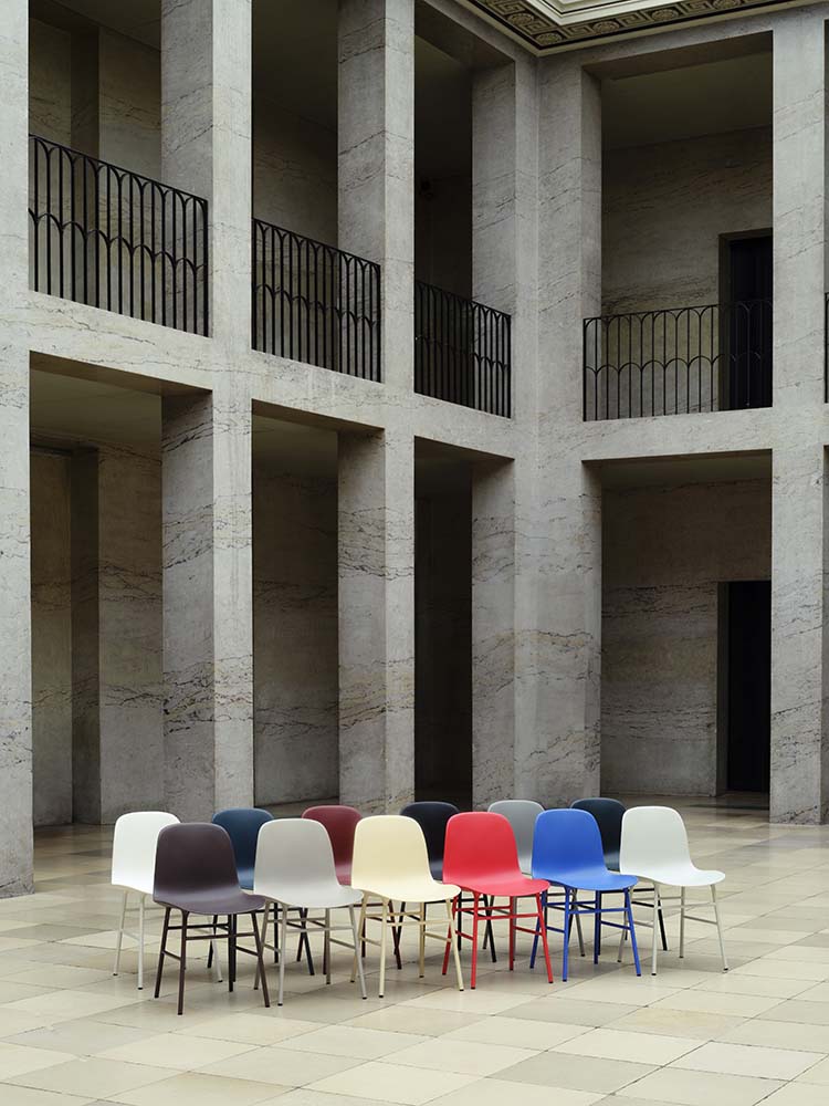 Grijze plastic stoel met gelakte stalen poten, modern design, ideaal voor eetkamer of kantoor. Normann Copenhagen.