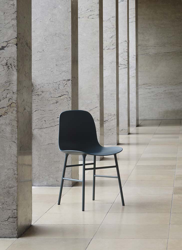 Zwarte plastic stoel met gelakte stalen poten, modern design, ideaal voor eetkamer of kantoor. Normann Copenhagen.