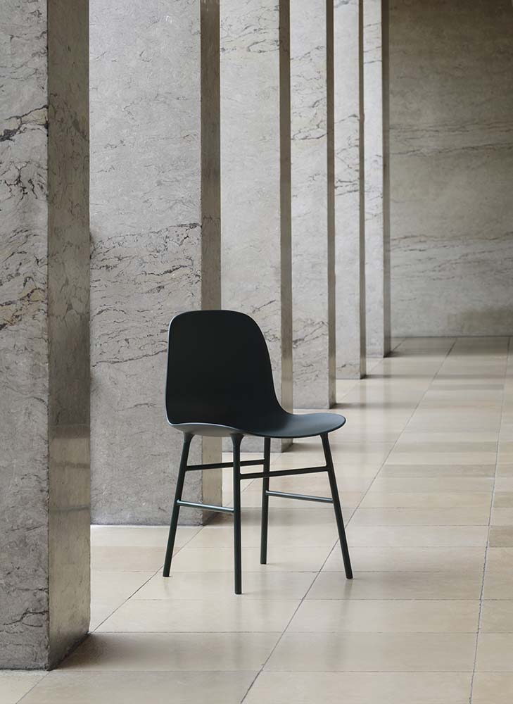 Blauwe plastic stoel met gelakte stalen poten, modern design, ideaal voor eetkamer of kantoor. Normann Copenhagen.