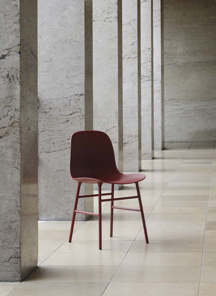 Groene plastic stoel met gelakte stalen poten, modern design, ideaal voor eetkamer of kantoor. Normann Copenhagen.