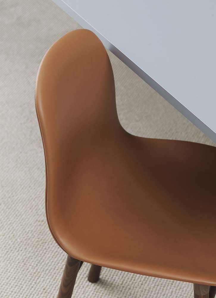 Moderne grijze stoel met walnoothouten poten voor interieurdesign.