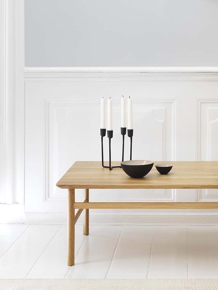 Moderne eikenhouten salontafel met lakafwerking en onderplank.