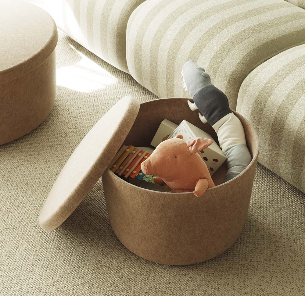 Beige ronde poef van gerecycled PET met deksel, duurzaam meubelstuk.