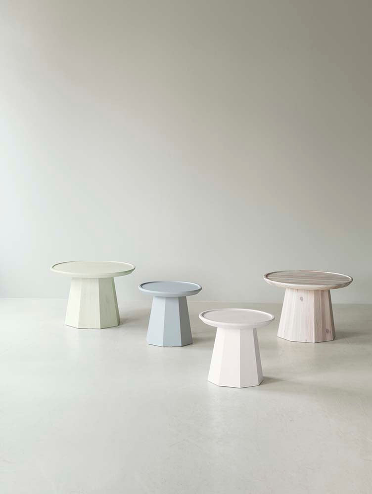 Donkergrijze gelakte grenen tafel op witte achtergrond.