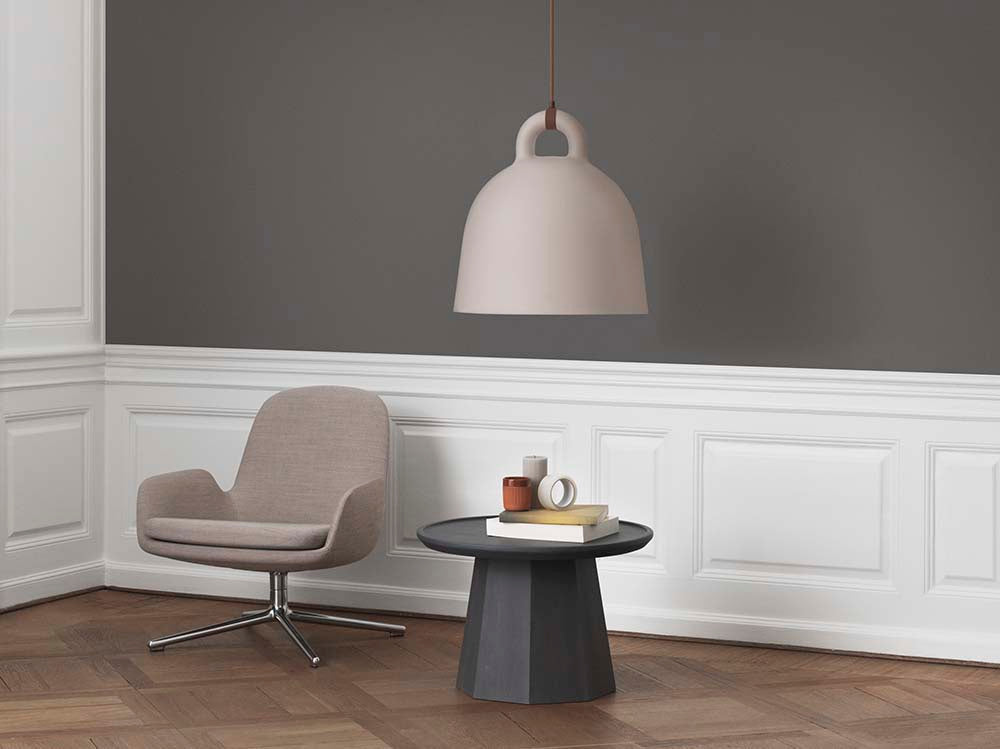 Moderne lichtgroene ronde salontafel op witte achtergrond.