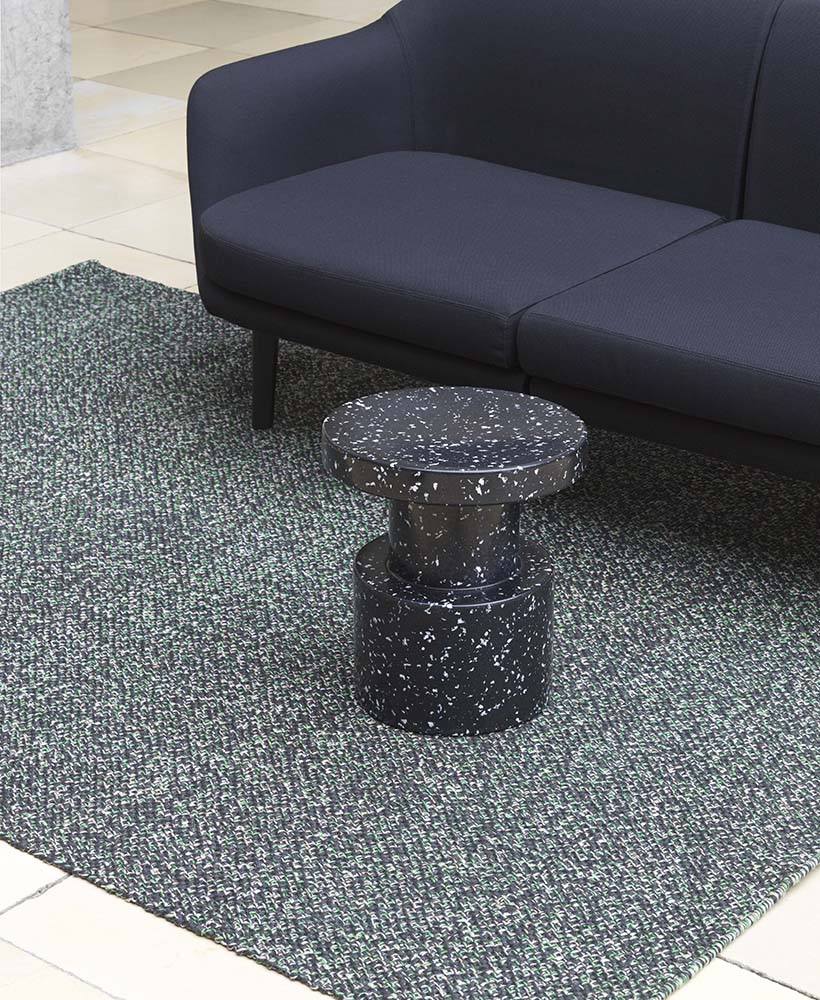 Donkergrijs rPET vloerkleed voor modern interieur.