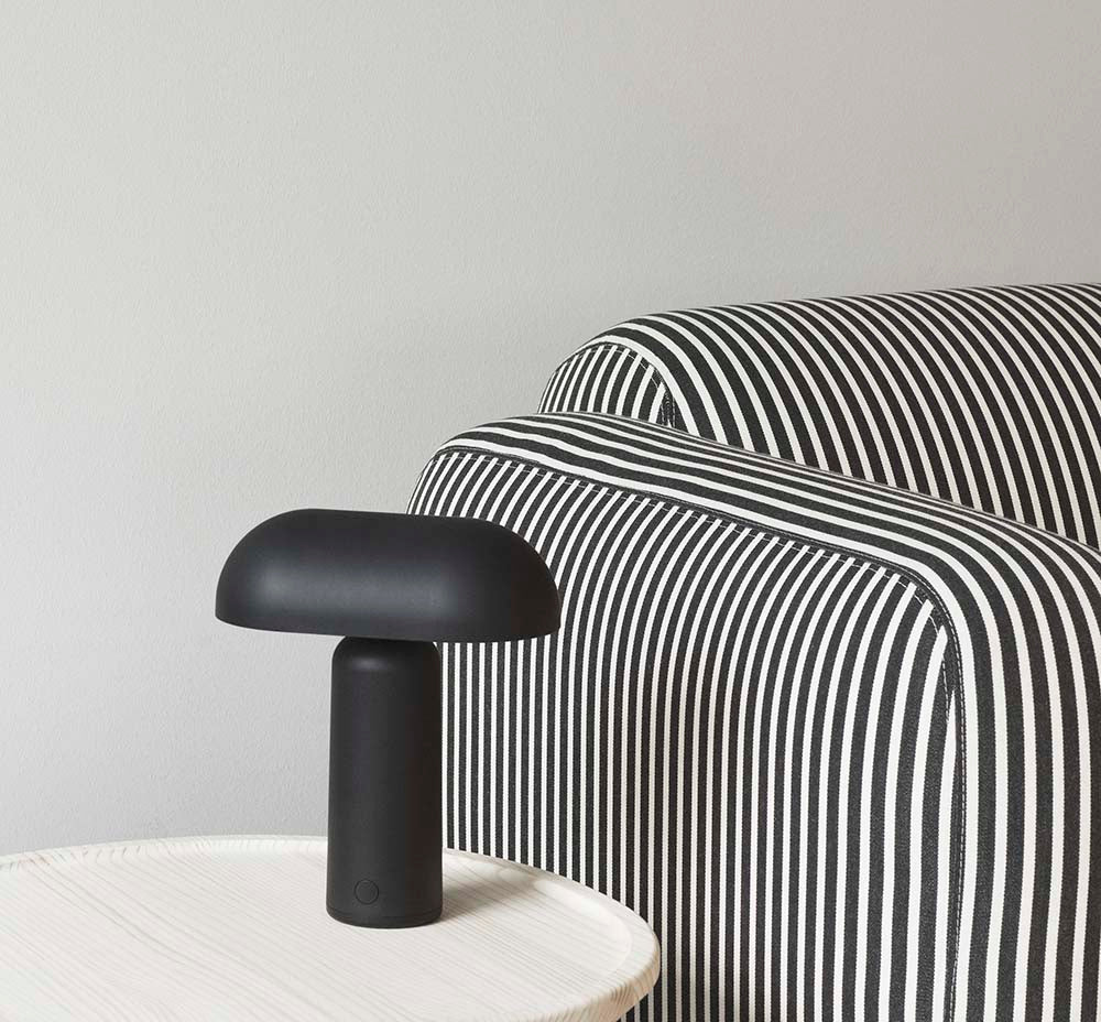Moderne witte ABS plastic tafellamp met acryl kap op witte achtergrond.