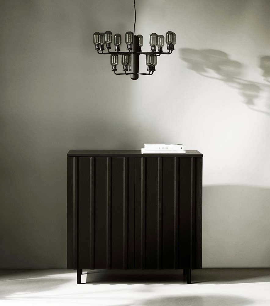 Zwart gelakt eikenfineer dressoir met strakke lijnen en moderne uitstraling, perfect voor een stijlvolle en functionele inrichting.