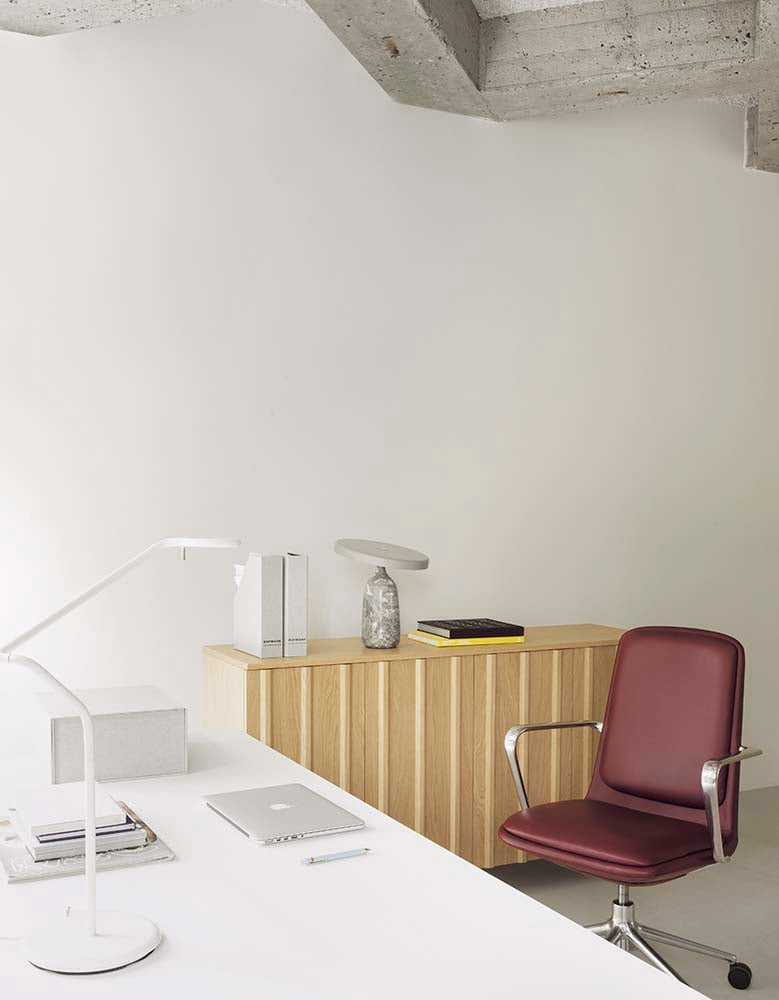 Zwart gelakt eikenfineer dressoir met ribbelontwerp en slanke poten.