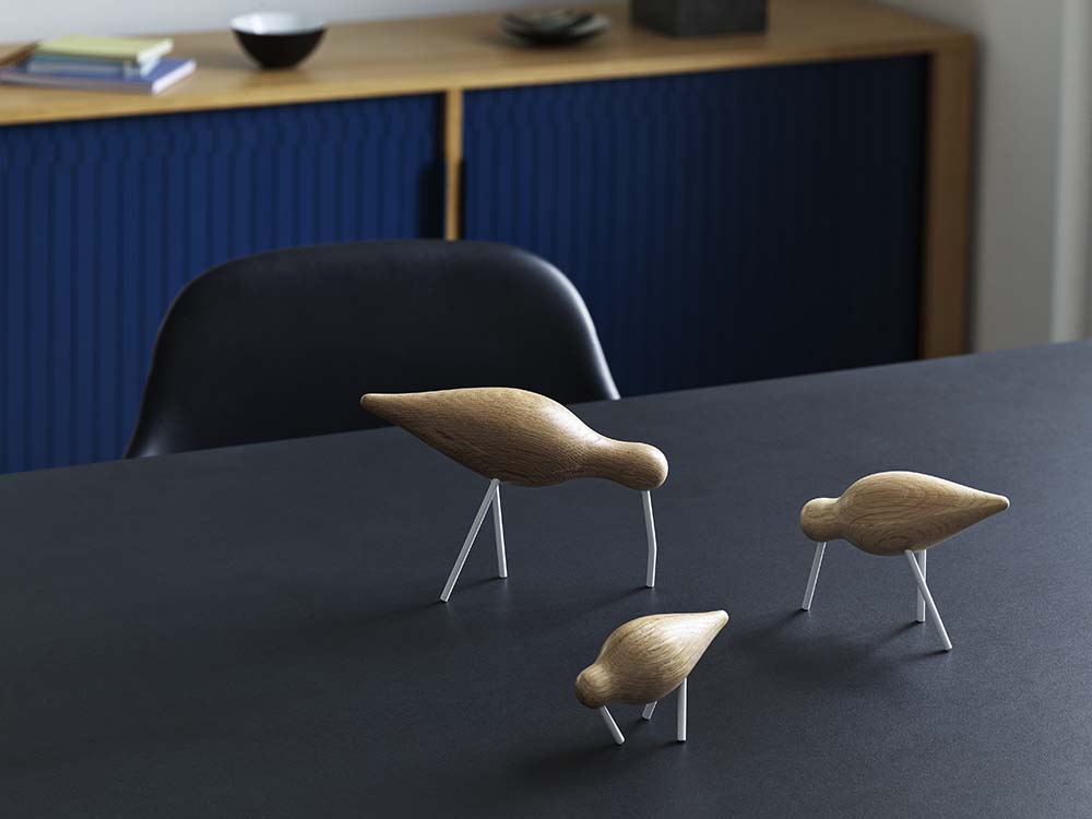 Moderne eikenhouten kruk met zwart stalen poten.