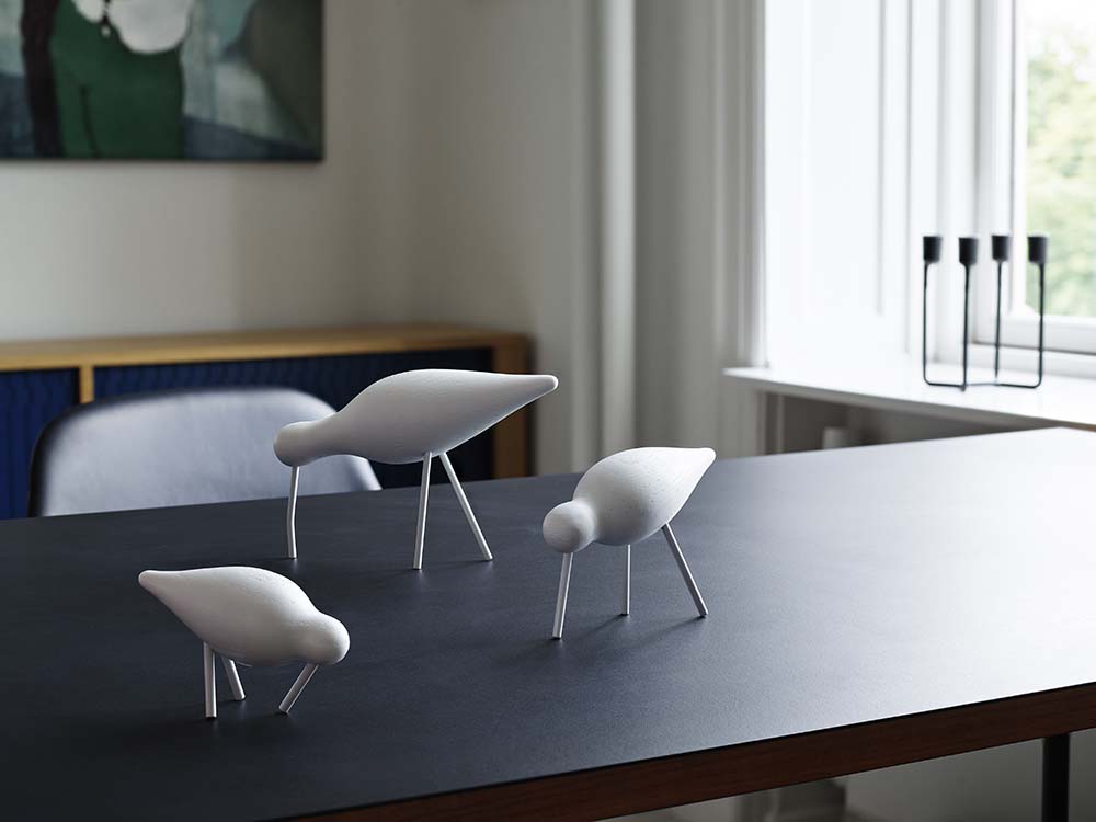 Moderne zwarte eikenhouten vogel met stalen poten voor interieurdecoratie.