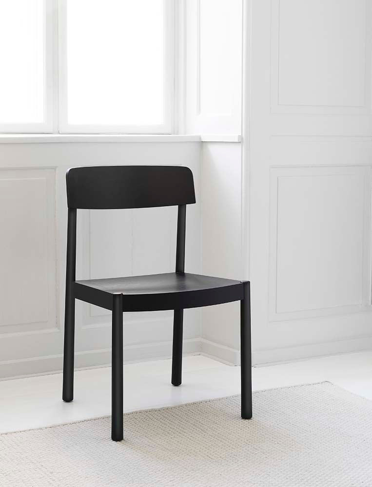 Moderne zwarte essenstoel met gelakt frame en fineer zitting.
