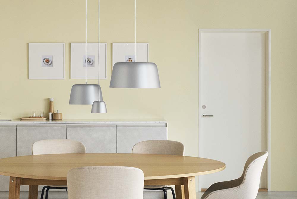 Moderne zwarte hanglamp van gelakt of gepoedercoat aluminium.