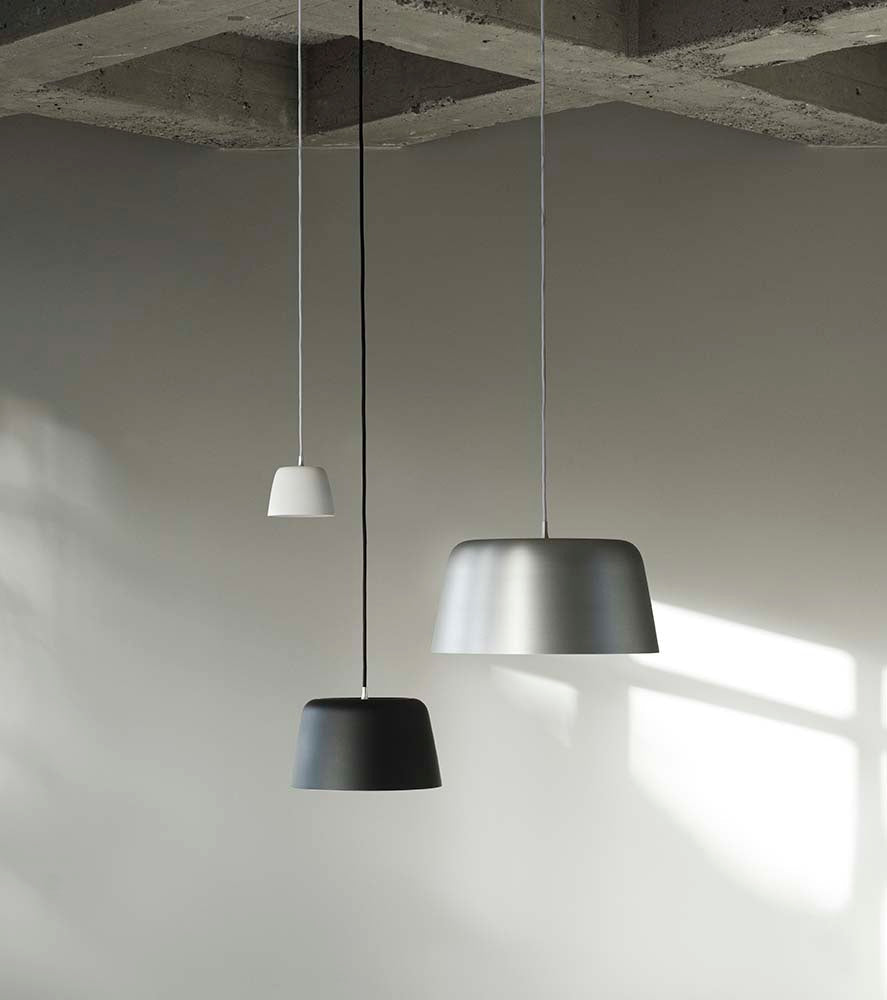 Moderne witte hanglamp van gelakt of gepoedercoat aluminium.