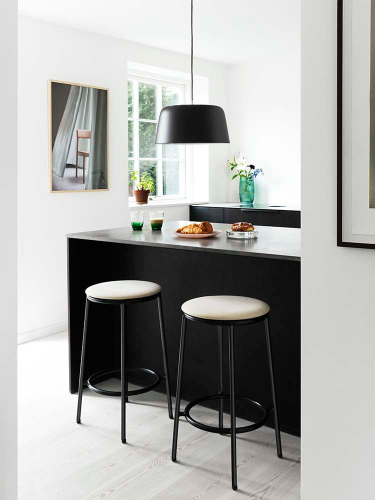 Moderne witte hanglamp van gelakt of gepoedercoat aluminium.