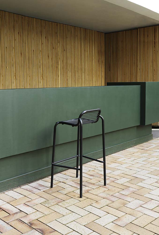Moderne grijze stalen barkruk met dubbele poedercoating.
