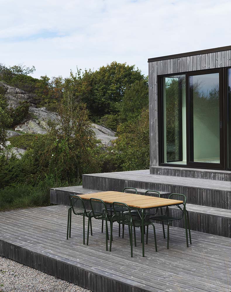 Moderne donkergroene stalen frame tafel met geoliede Robinia houten latten.