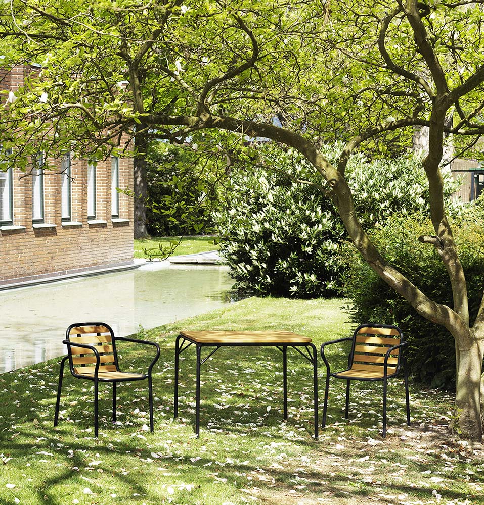 Moderne grijze stalen frame tafel met oliebehandelde Robinia houten latten.