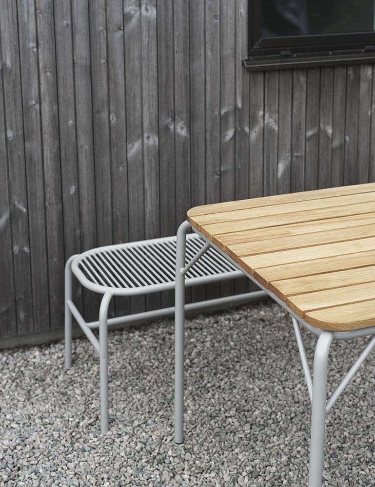 Moderne donkergroene stalen frame tafel met Robinia houten latten.