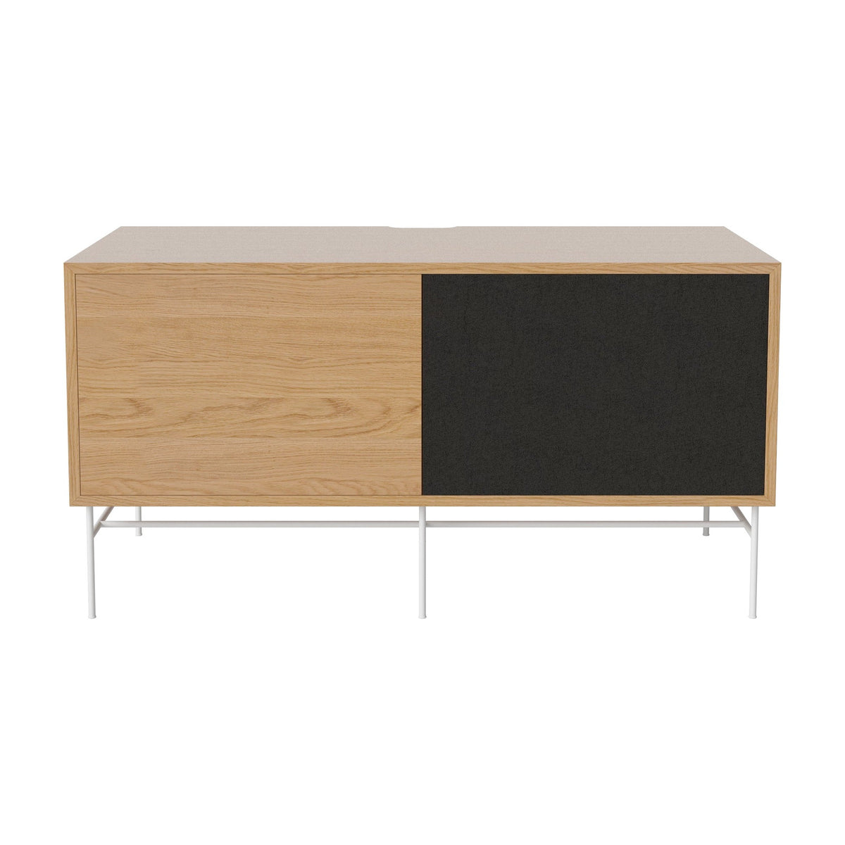 Bolia Case hifi-meubel medium op onderstel diepte 48 cm wit gelakt staal, links eiken, rechts zwarte stof, geolied eiken, 04-007-86_13100912